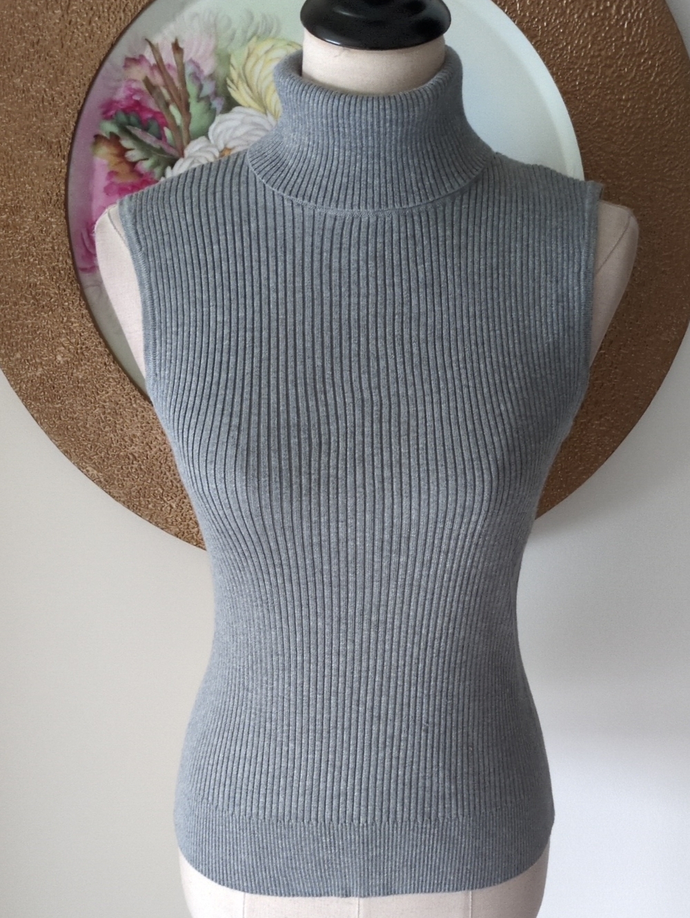 Cable & Gauge Sleeveless Ribbed Turtleneck Sweater - Gray